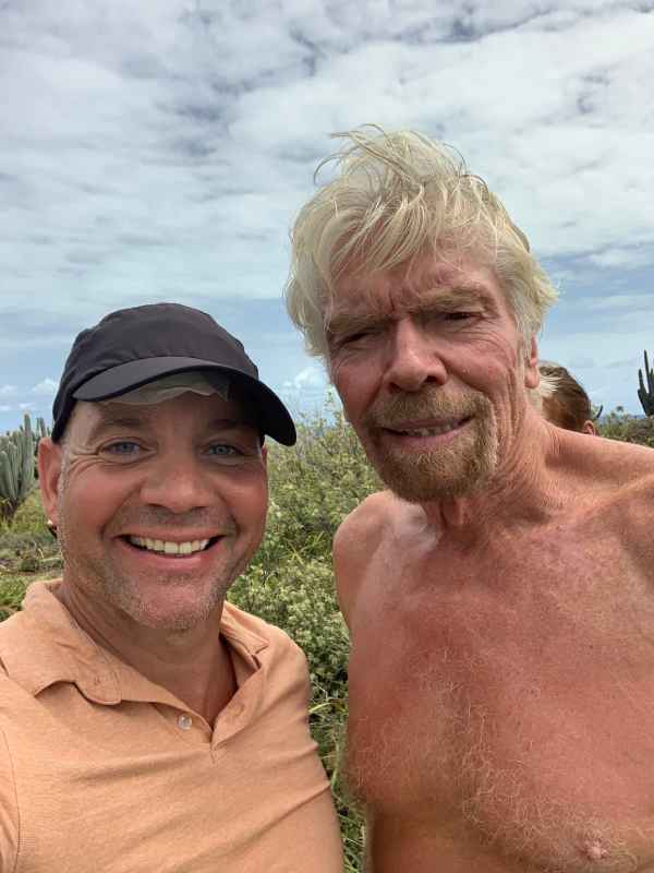 Selfiefoto von Sascha von haut-nah.org mit Richard Branson auf Necker Island (Privatinsel von Richard Branson in der Karibik)