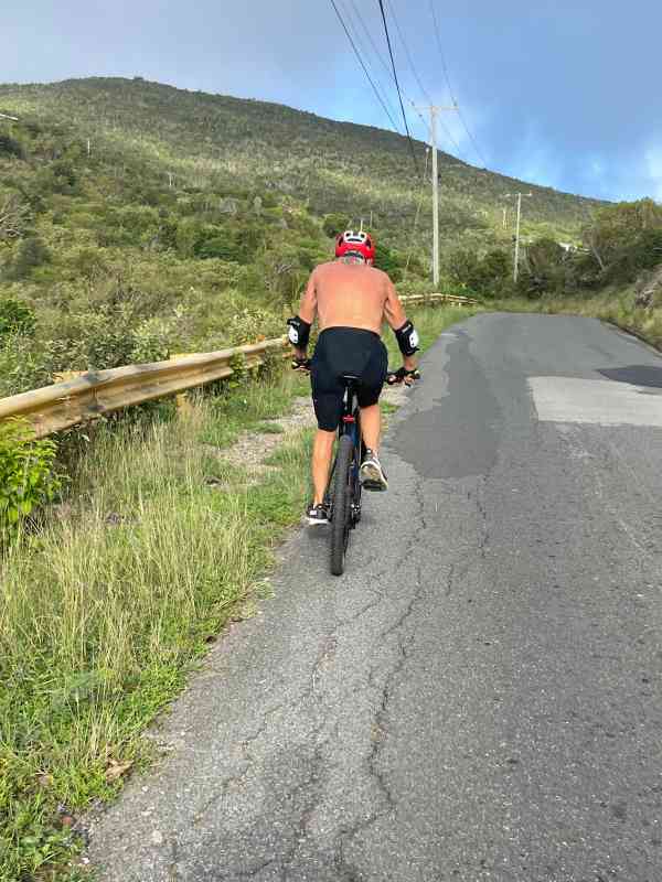 Richard Branson fährt Mountainbike mit Sascha auf Virgin Gorda (Britische Jungferninsel in der Karibik)