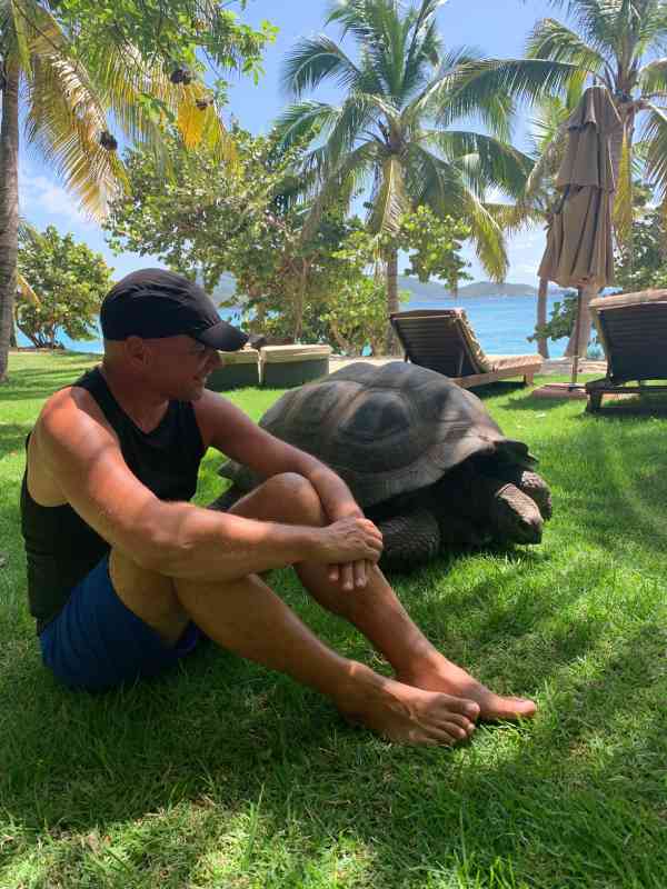Sascha von haut-nah.org mit Aldabra Riesenschildkröte auf Necker Island
