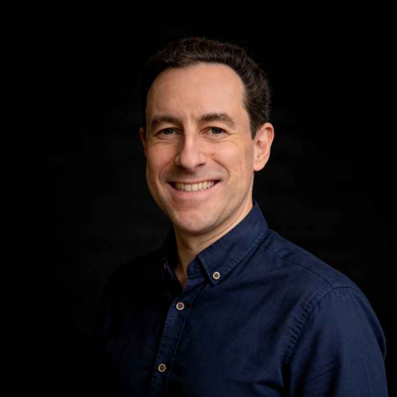 Callboy Etienne von haut-nah.org mit dunkelbraunen Hemd, Portraitaufnahme, Headshot