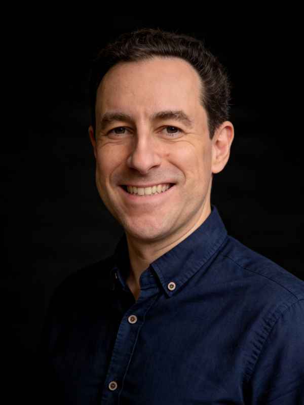 Callboy Etienne von haut-nah.org mit dunkelbraunen Hemd, Portraitaufnahme, Headshot