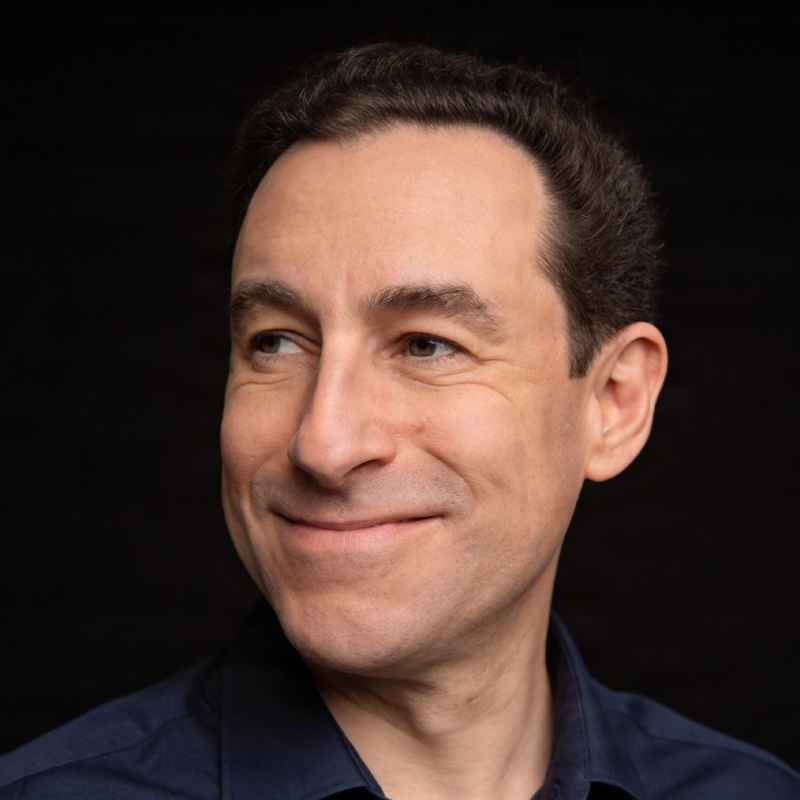Callboy Etienne von haut-nah.org mit dunkelbraunen Hemd, leicht seitliche Portraitaufnahme, Headshot