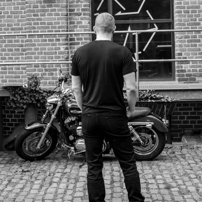 Callboy Alexander von haut-nah.org Rückenansicht vor Motorrad