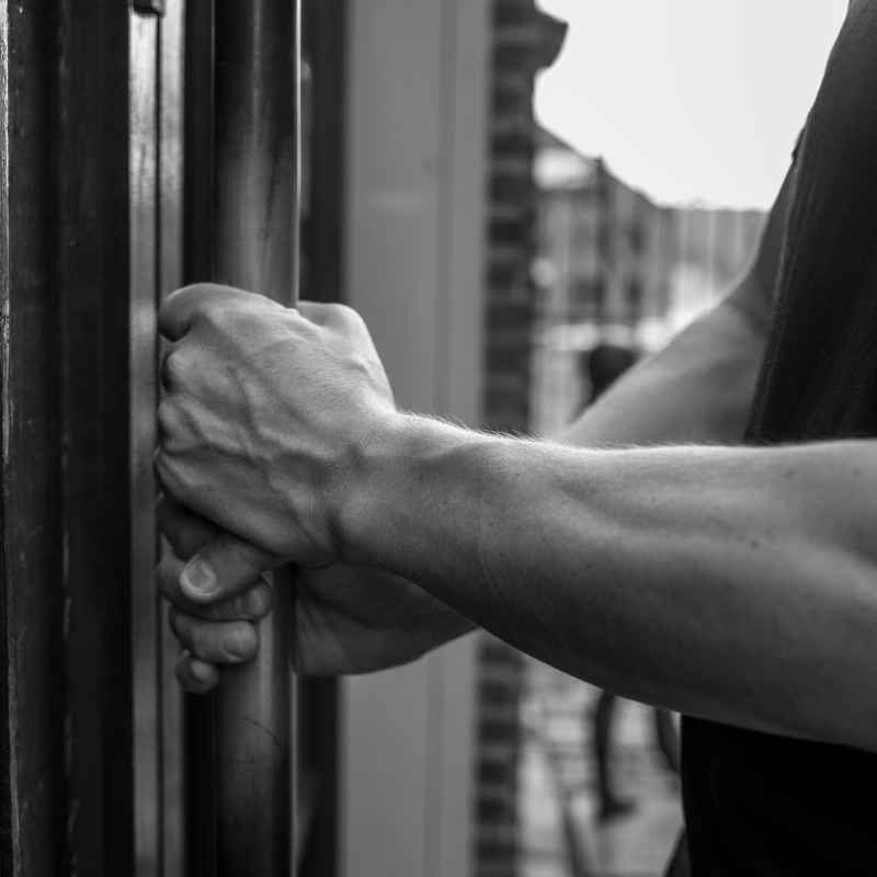 Callboy Alexander von haut-nah.org greift mit den Händen eine Stange