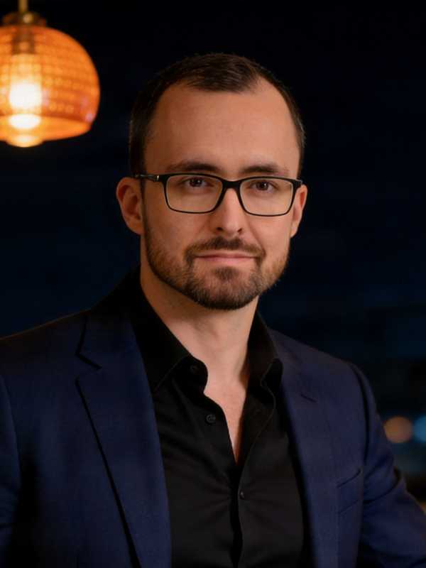 Callboy Alexander von haut-nah.org stehend an Cocktailbar, Hand auf Bar, blauer Anzug