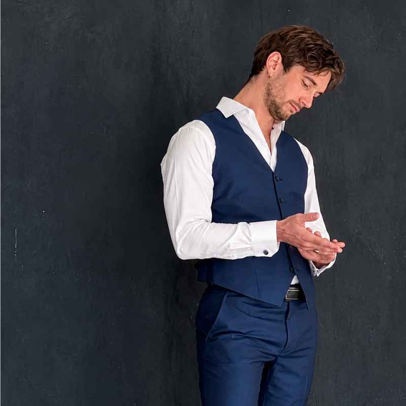 Callboy Emmanuel von haut-nah.org im hellblauen Dress und Weste