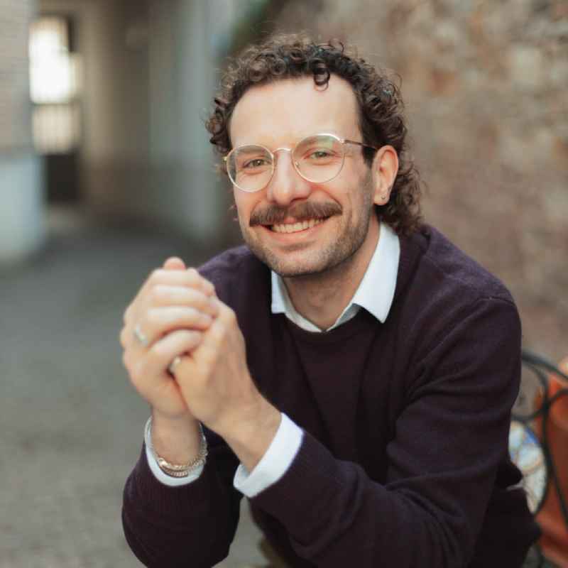 Callboy Malte von haut-nah.org sitzt am Kaffeetisch