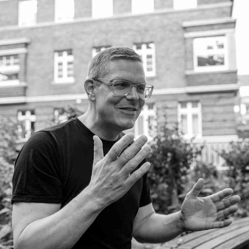 Escort Mann Alexander von haut-nah.org engagiert mit Händen vor Hauswand